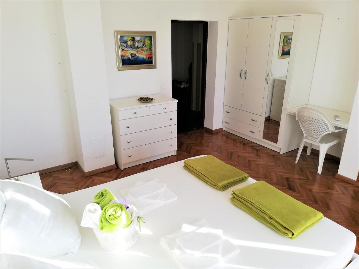 Apartments Martina Njivice Extérieur photo